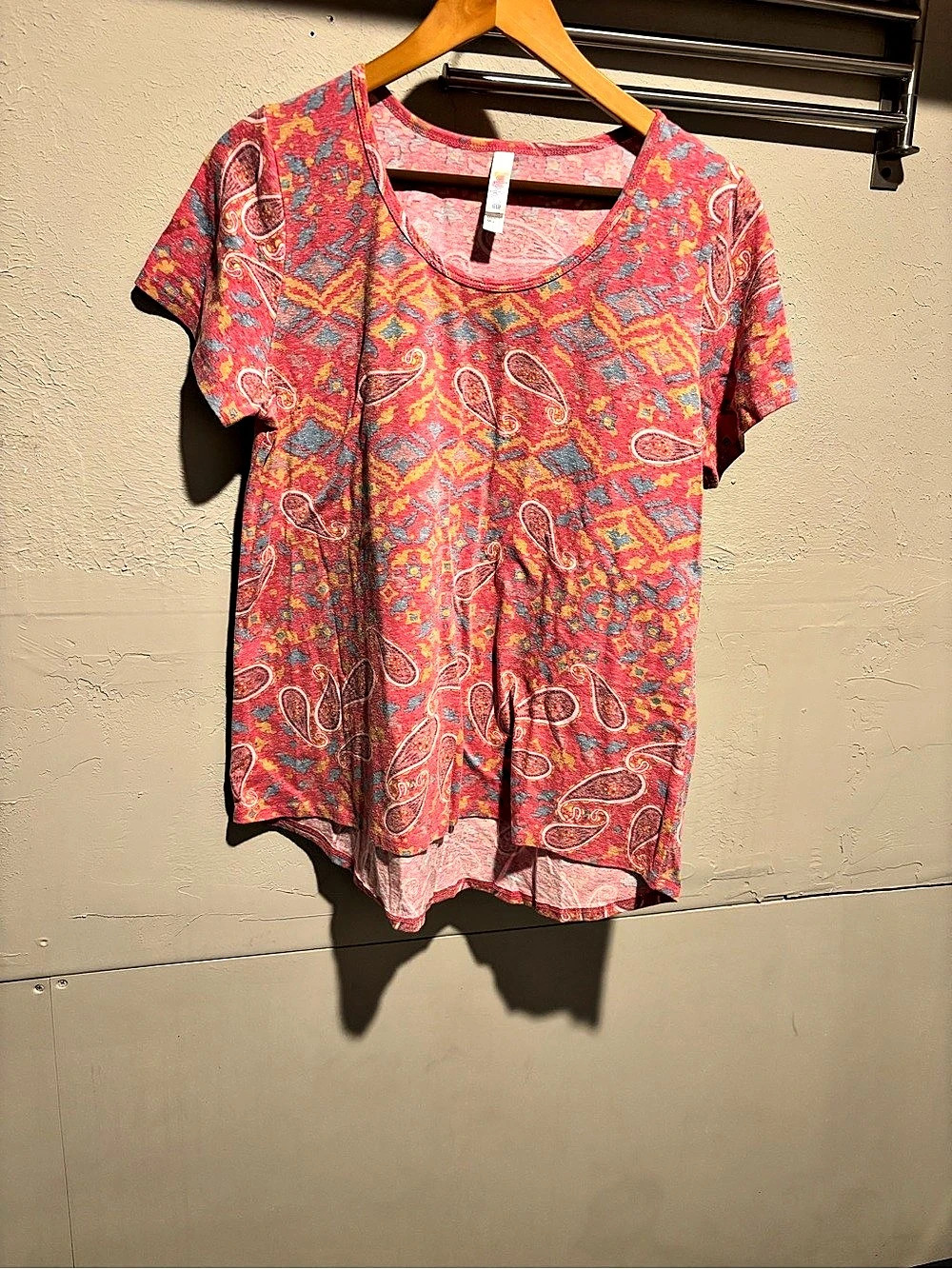 Lularoe Paisley Short Sleeve Top in Pink & Red Size Large